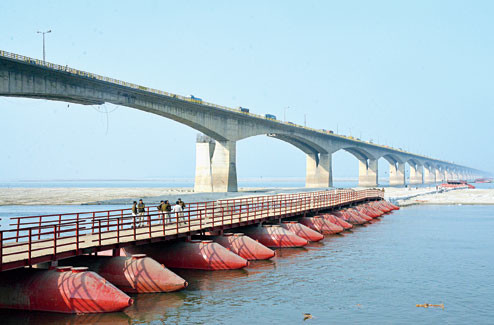 CHINA Draagbare zwevende brug van 20 m x 3 m van aluminiumlegering die snelle overtochten vergemakkelijkt leverancier